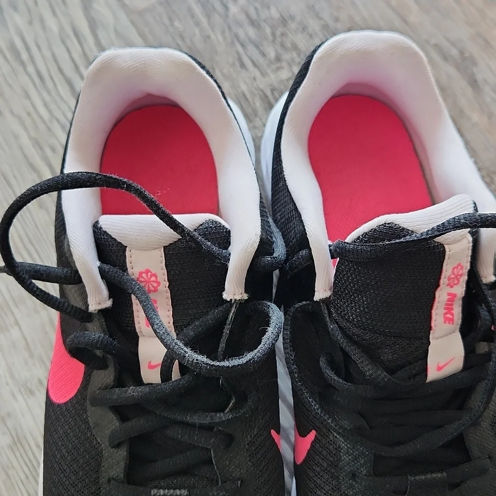 Nike Tennis shoes 7Y - Picture 2 of 5